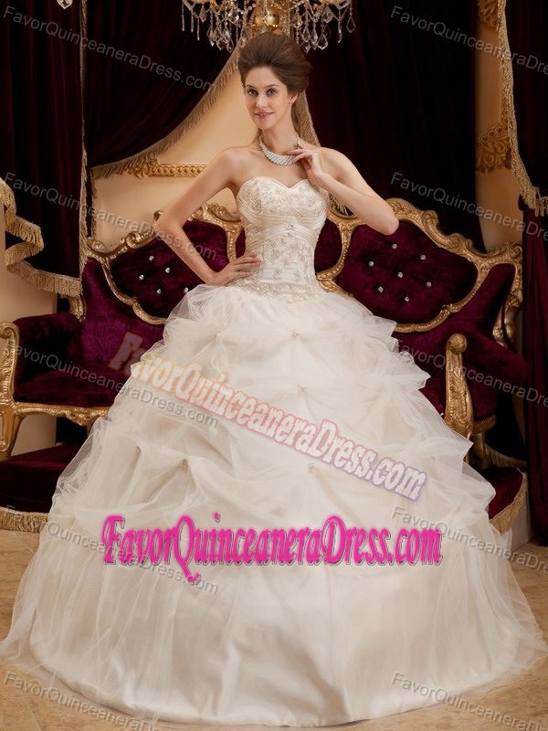 Satin and Organza Embroidery Ivory Ball Gown Quince Dresses with Sweetheart