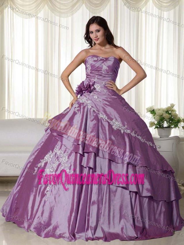Light Purple Ball Gown Quinceanera Gown Dresses with Appliques in Taffeta