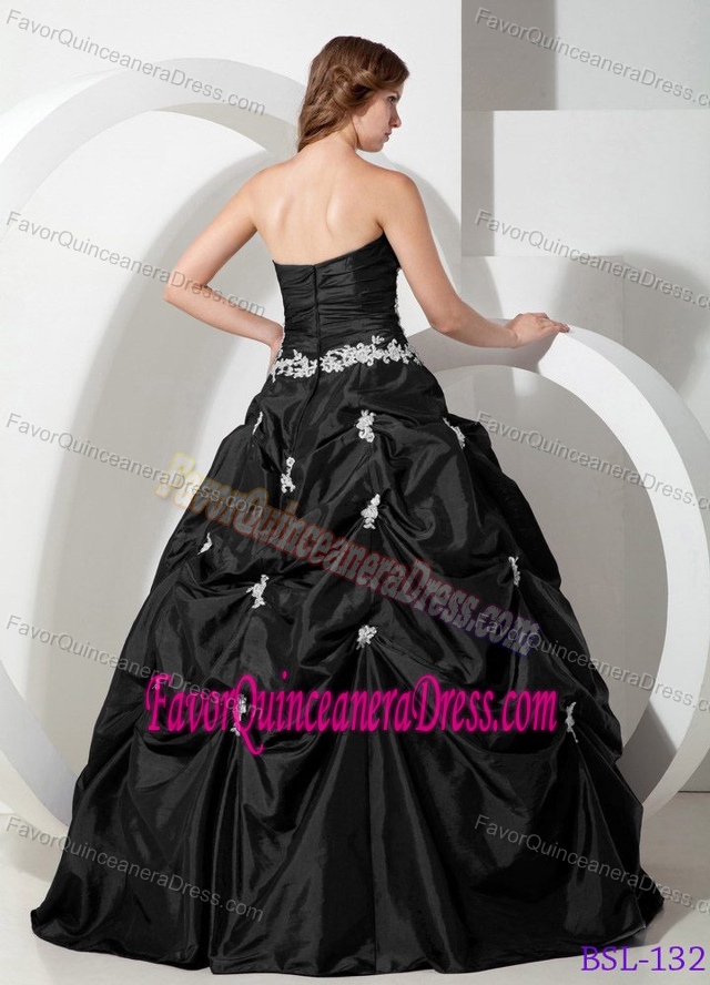Sweetheart Black Taffeta Quinceanera Gown Dresses with Pick-ups and Appliques
