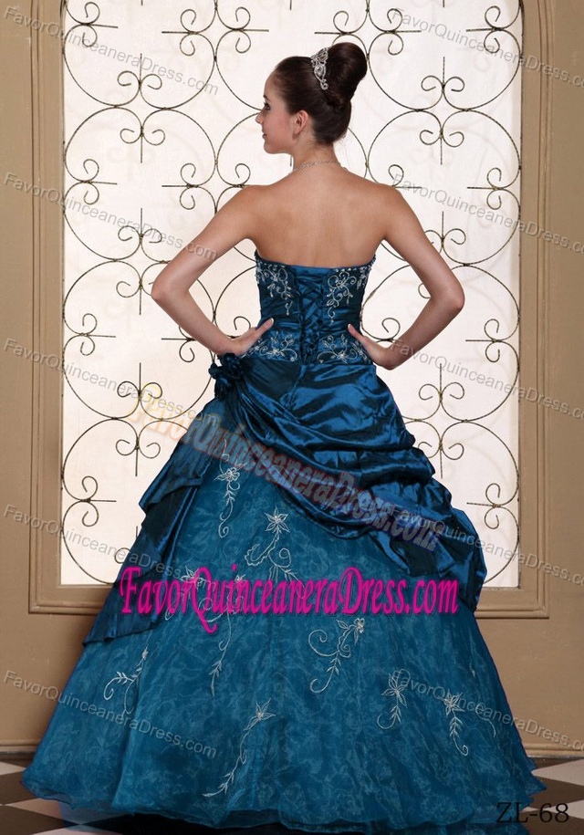 Modest Embroider Decorated Quinceanera Dresses in 2013 with Ruffles