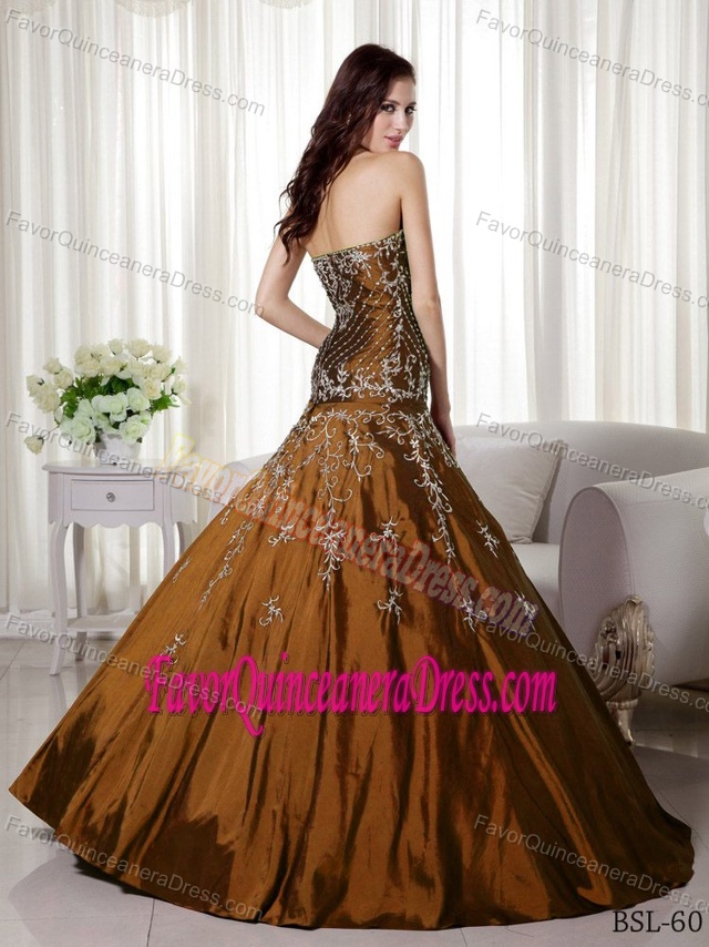 Brown Sweetheart Quinceanera Gowns with Embroidery and Beads in Brown