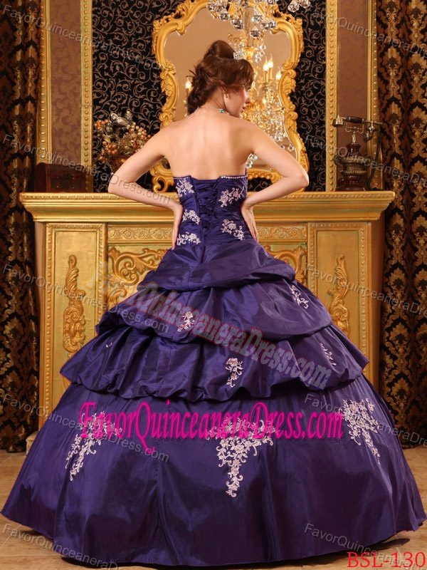 Dark Purple Strapless Quinceanera Dresses with Layers and White Appliques