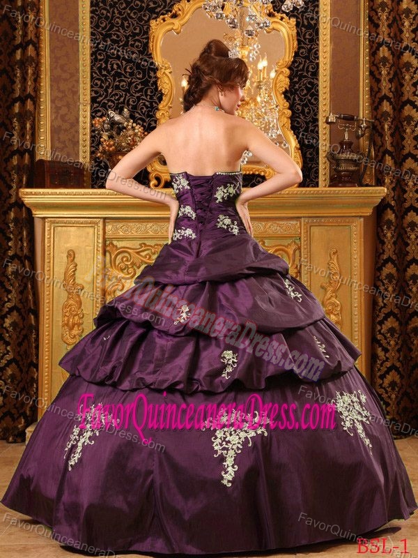 Ruched and Appliques Decorate Smart Sweet 16 Dresses with Sweetheart Neck