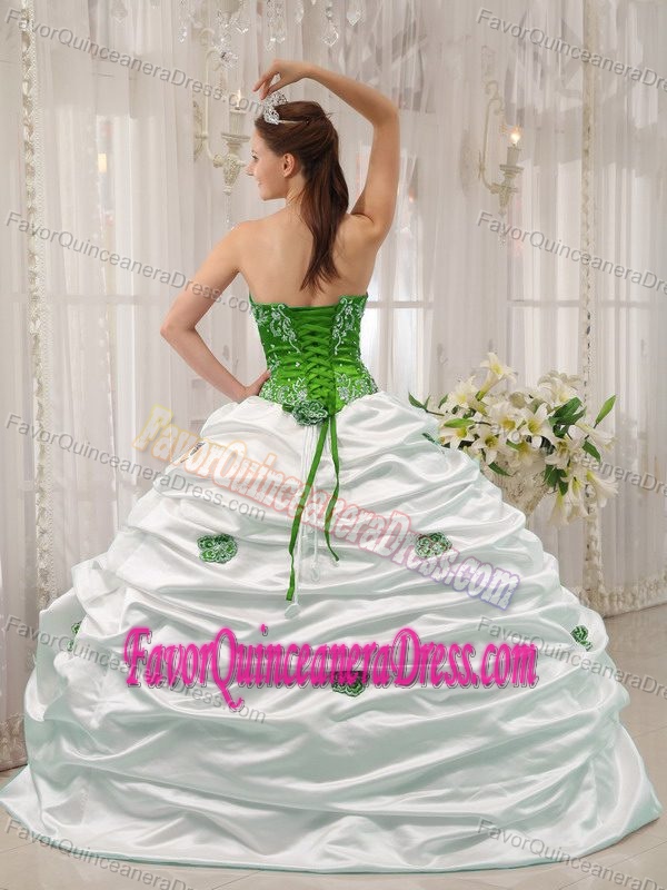 Green and White Embroidery Sweet Sixteen Dresses in Satin and Taffeta