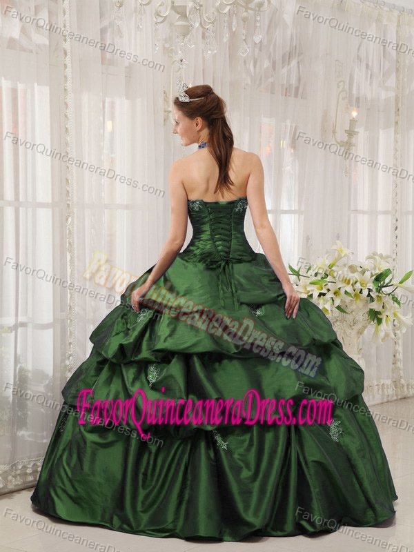 Sexy Halter Green Quinces Dresses with Appliques and Pick-ups in Taffeta