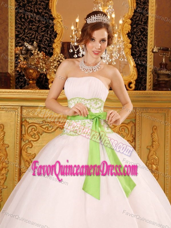 Elegant Sash White Quinceanera Dresses with Appliques Strapless Organza