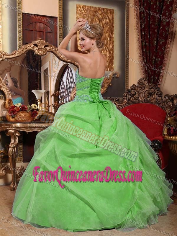 Sweetheart Spring Green Organza Ruched Quinces Dresses with Appliques