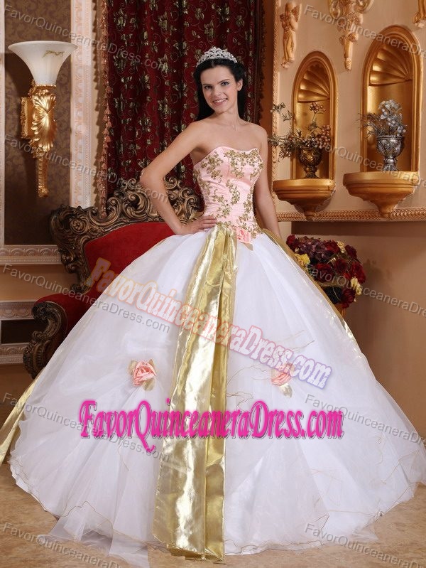 Graceful Pink and White Organza Quinceanera Dress with Appliques and Flowers