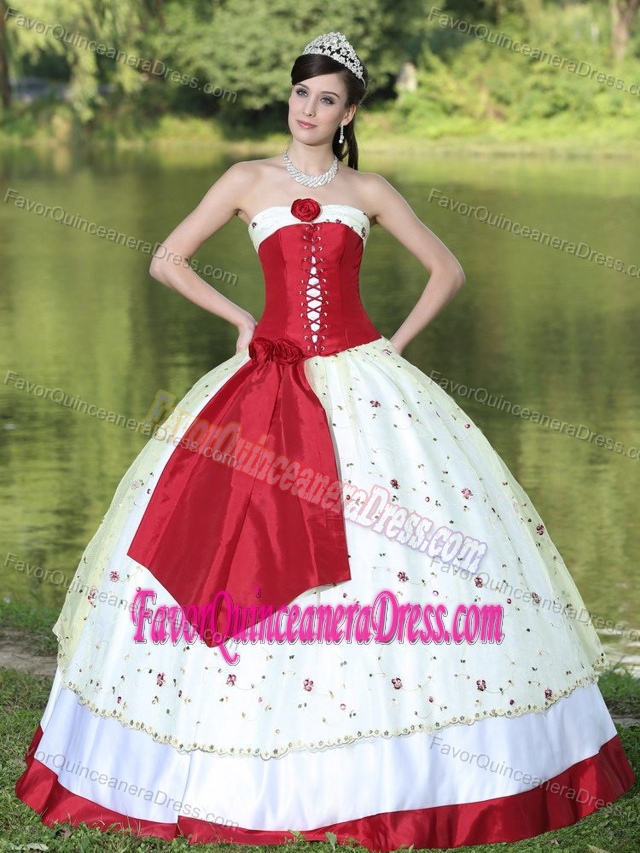 Latest White and Red Satin Quinceanera Gowns with Embroidery and Flower