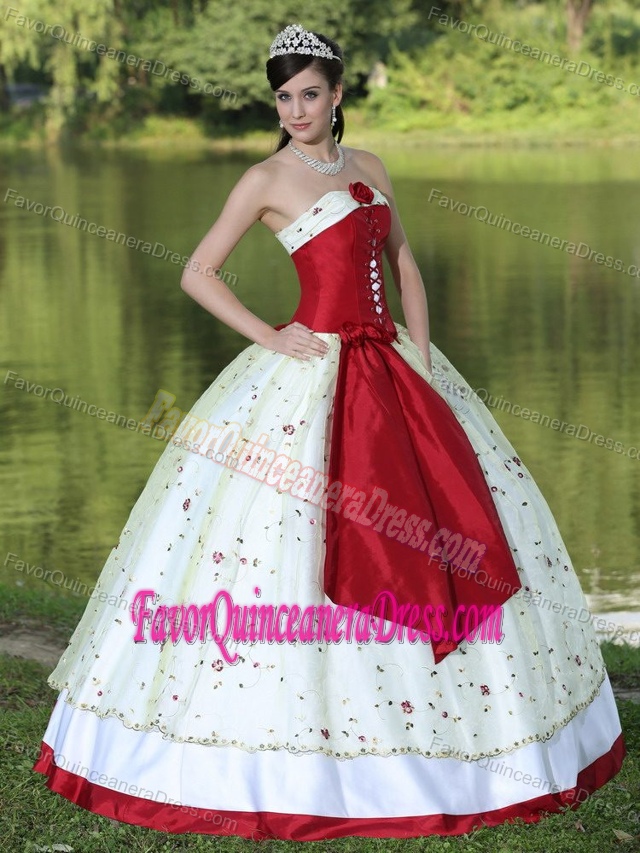 Latest White and Red Satin Quinceanera Gowns with Embroidery and Flower