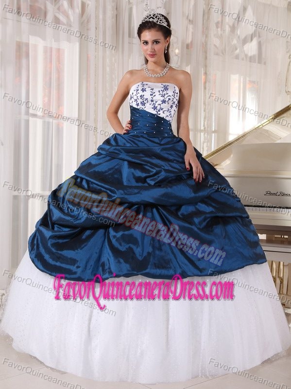 Beautiful Ball Gown Strapless Embroidery Quince Dresses in Taffeta and Tulle
