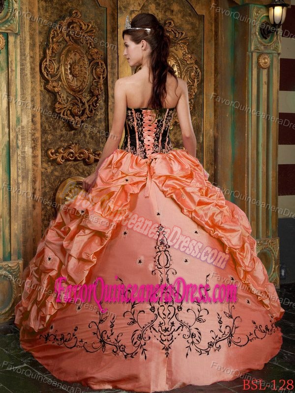 2014 Ball Gown Strapless Quinceanera Dress with Pick-ups and Embroidery