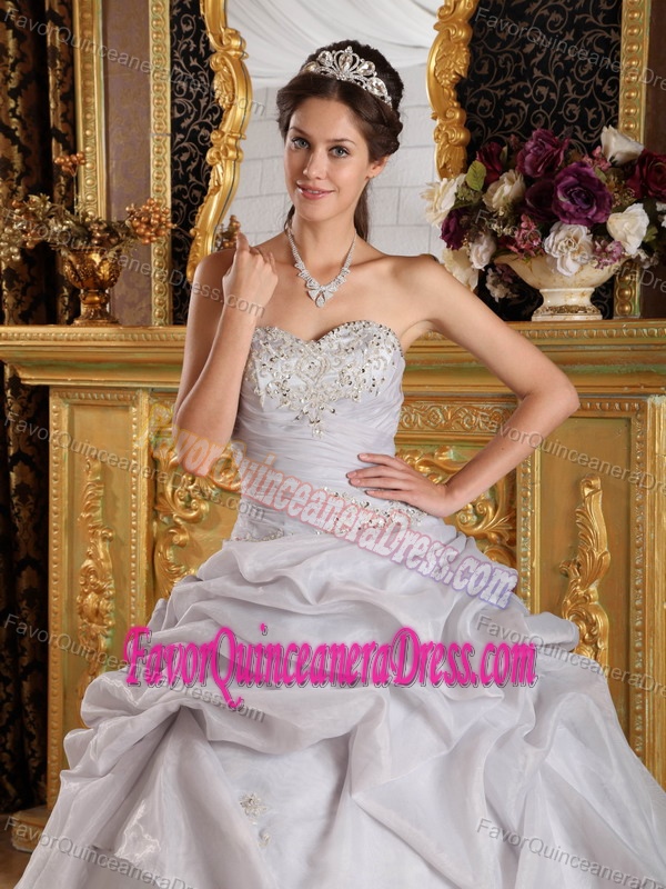 Most Popular Sweetheart Organza Quinceanera Gown Dress with Beading