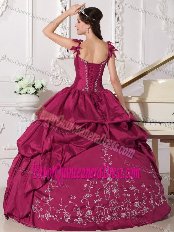 Noble Red Straps Floor-length Taffeta Sweet 15 Dresses with Embroidery