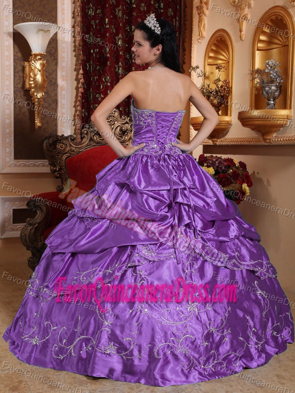 Latest Purple Strapless Taffeta Quinceanera Gown Dress with Embroidery