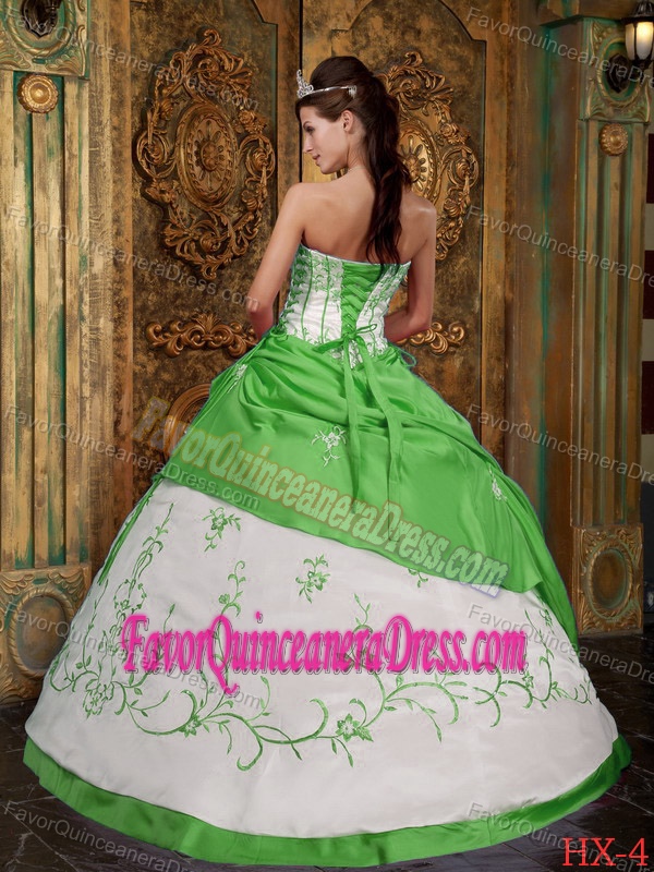 Hot Spring Green Satin Pick-ups Quinceanera Gown Dresses with Embroidery