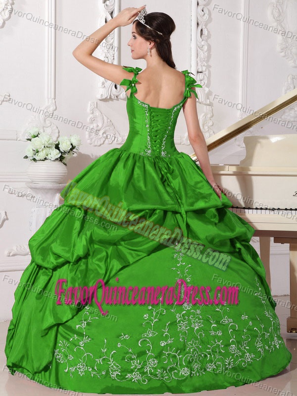 2013 Taffeta Green Pick-ups Quinceanera Gowns with Straps and Embroidery
