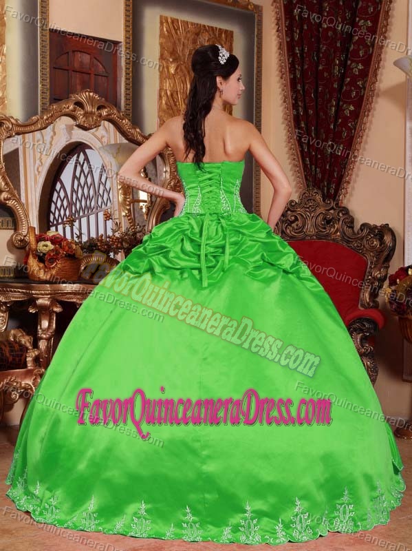 Chic Spring Green Satin and Taffeta Quinceanera Dresses with Embroidery