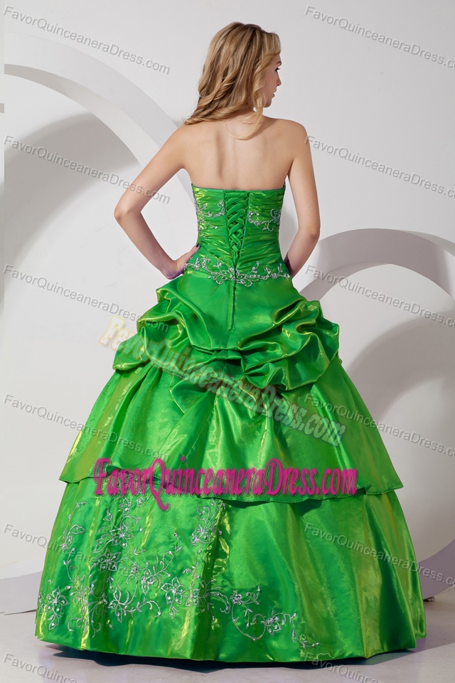 Green Showy Floor-length Embroidery Dresses for Quinceaneras in Taffeta
