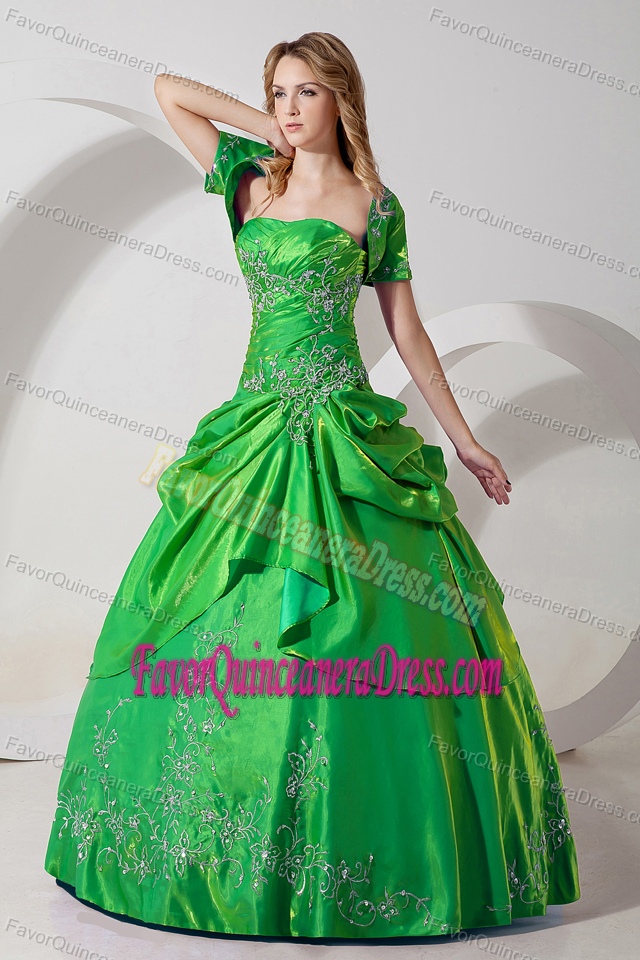 Green Showy Floor-length Embroidery Dresses for Quinceaneras in Taffeta
