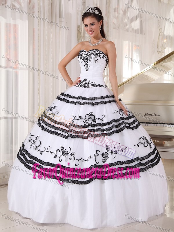 Latest White Tulle Satin Sweetheart Quinces Dresses with Black Embroidery