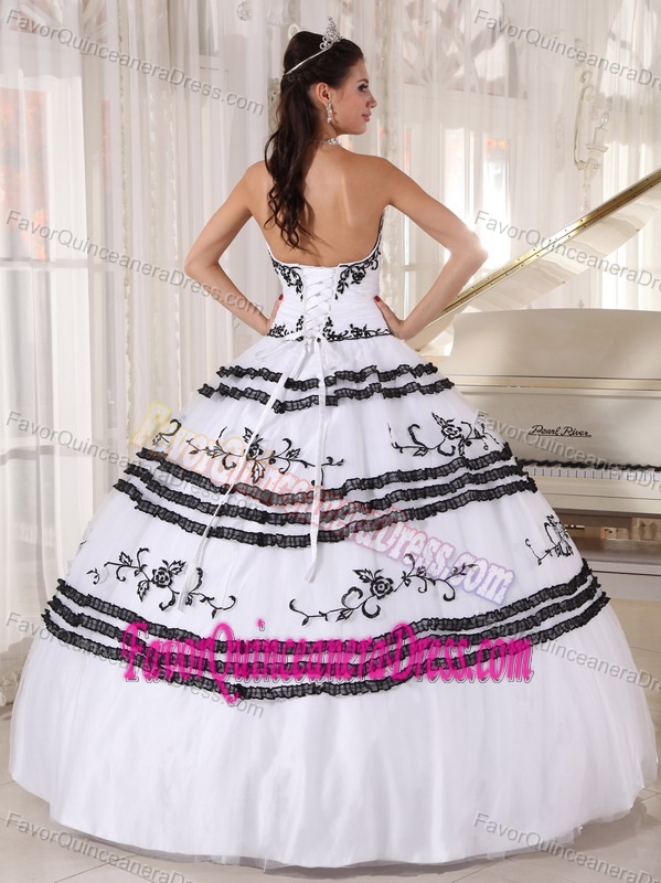 Latest White Tulle Satin Sweetheart Quinces Dresses with Black Embroidery