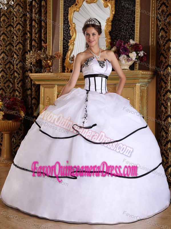 Exclusive Lace-up Organza Satin White Quinceanera Gowns with Appliques