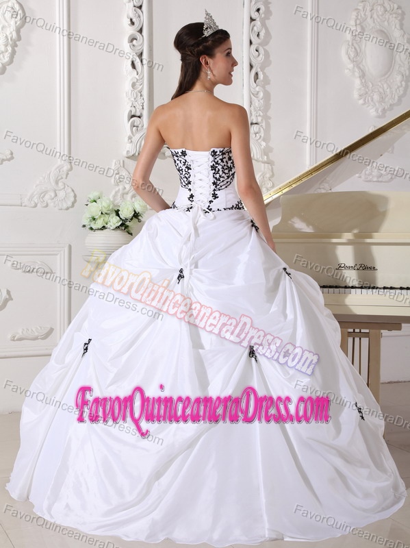 Pretty Sweetheart Embroidered Taffeta White Quinceanera Dress for Summer