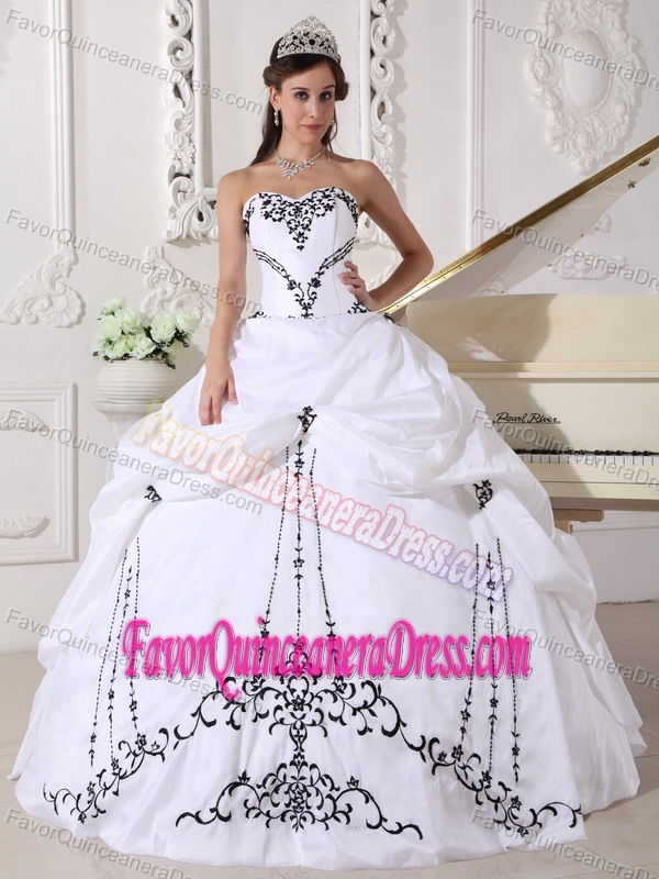 Pretty Sweetheart Embroidered Taffeta White Quinceanera Dress for Summer