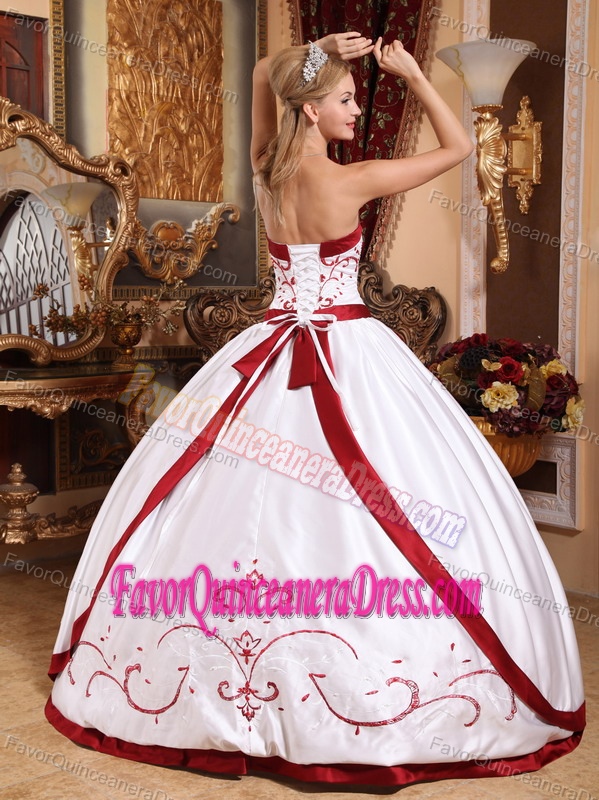 Memorable Ball Gown White Taffeta Sweet Sixteen Dress with Red Embroidery