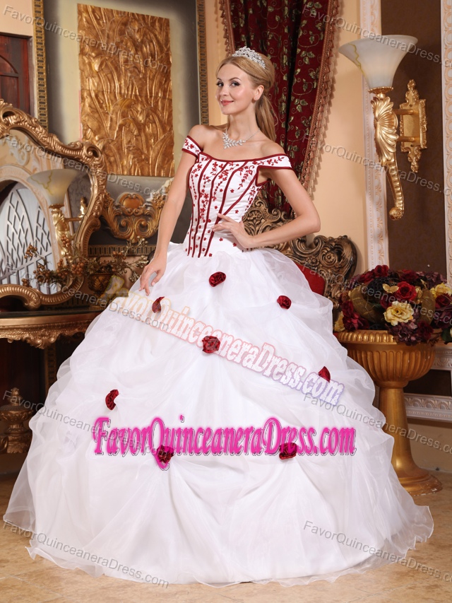 Stylish Off-the-shoulder White Quince Dress in Taffeta Organza with Flowers