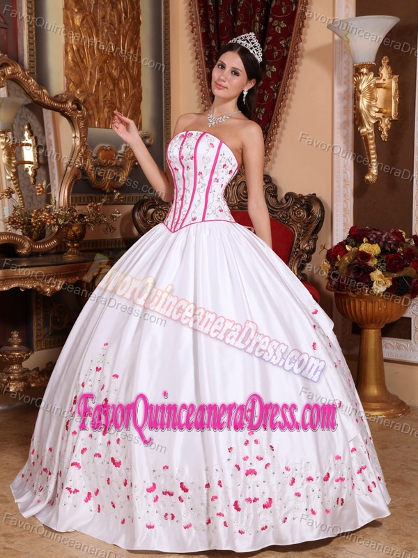 Lovely Corset White Taffeta Quinceanera Dresses with Red Embroidery