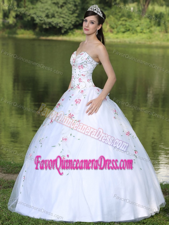 Beautiful Sweetheart White Floor-length Organza Quinceanera Dress with Appliques
