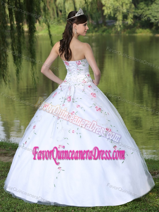 Beautiful Sweetheart White Floor-length Organza Quinceanera Dress with Appliques