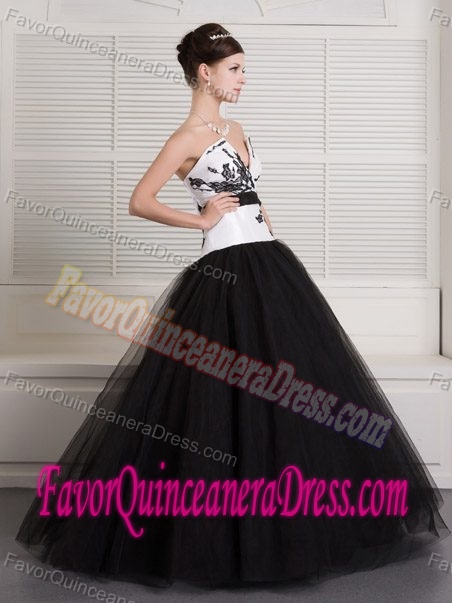 V-neck Floor-length Black and White Tulle Dresses for Quince with Embroideries