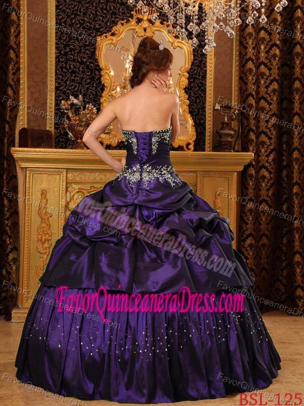 Discounted Quinceanera Dress with Embroidery and Beads Decorate on the Skirt