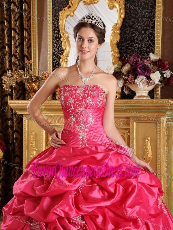 Taffeta Hot Red 2013 Quinceanera Gown Dresses Decorated with Embroidery