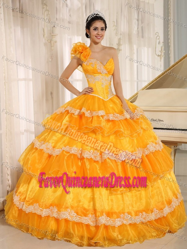 Latest Flowers One Shoulder Orange Organza Quinces Dresses with Layers