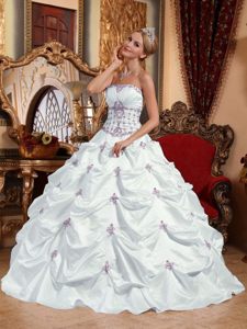 Attractive White Sleeveless Taffeta Long Dresses for Quince with Appliques
